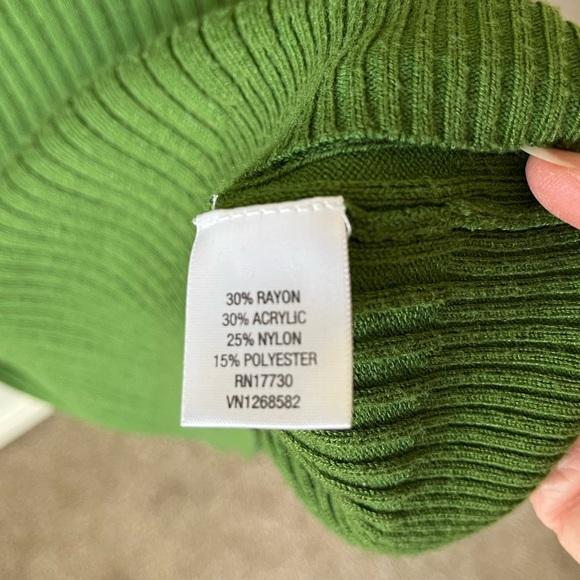 Chic Green Ribbed V-Neck Sweater - Picture 5 of 7